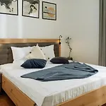 19 - Private Terrace & Parking Апартаменти *